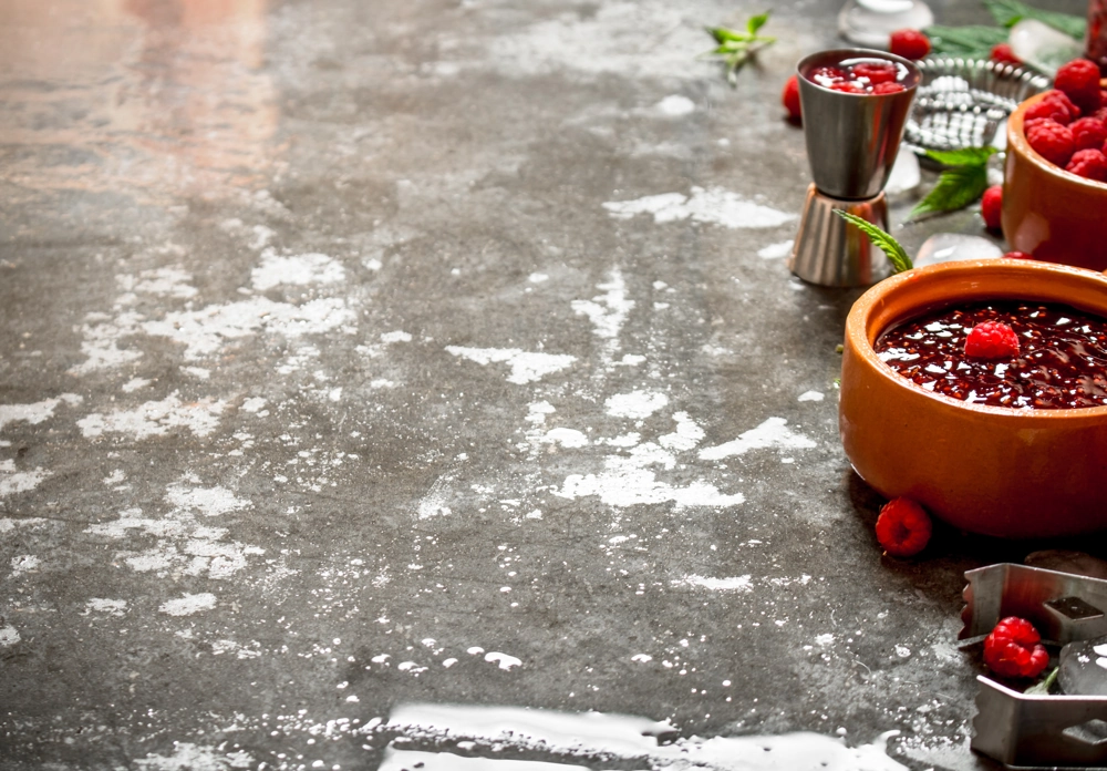 Misy z malinowym sosem na teksturowanej posadzce betonowej Posadzki betonowe